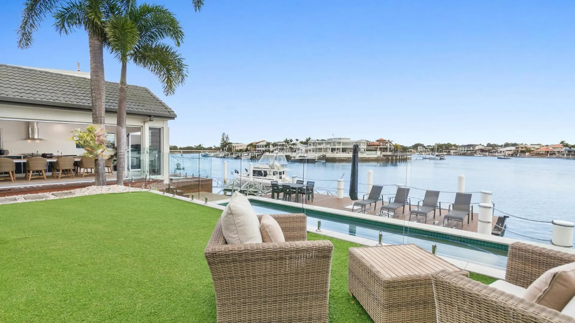 Amazing Canal House With Private Jetty, Gym & Pool Mooloolaba