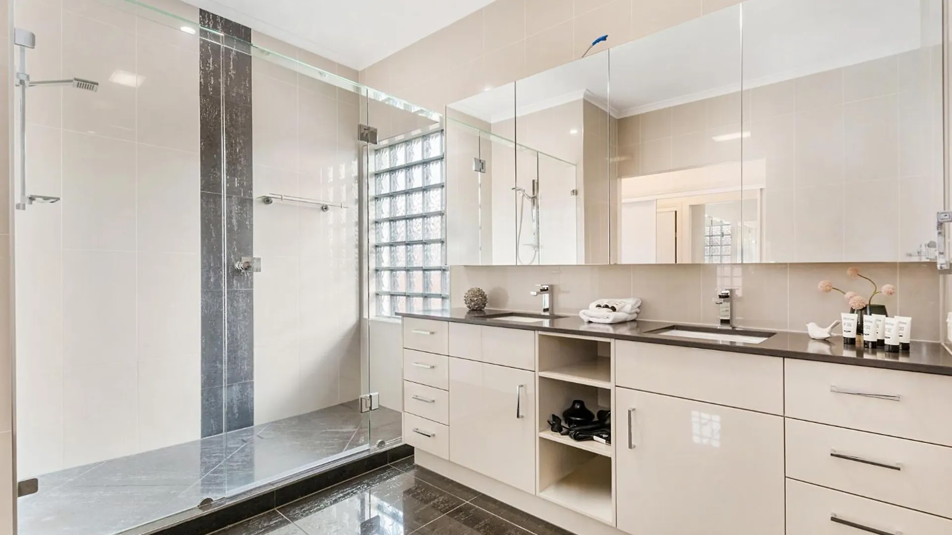 Amazing Canal House With Private Jetty, Gym & Pool Mooloolaba